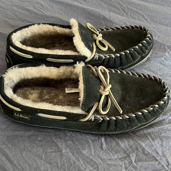L.L.Bean Men’s Wicked Good Moccasins Black Size 8 M Slippers, real lambs fur - Picture 2 of 6